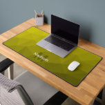Monographie du Motif de maillage géométrique jaune<br><div class="desc">Monogramme Personnalisez avec votre initiale et votre nom personnalisés. Tapis de bureau cool unique pour son bureau, sa chambre, son travail, sa salle de jeux.. Motif géométrique Gradient Jaune. Design moderne subtil Elégant et cool Triangle dégradé géométrique maillé.</div>
