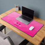 Monographie du Motif de maillage géométrique rose<br><div class="desc">Monogramme Personnalisez avec votre initiale et votre nom personnalisés. Tapis de bureau cool unique pour son bureau,  sa chambre,  son travail,  sa salle de jeux.. Motif de maillage géométrique rose chaud. Design moderne subtil Elégant et cool Triangle dégradé géométrique maillé.</div>