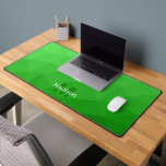Monographie du Motif de maillage géométrique vert<br><div class="desc">Monogramme Personnalisez avec votre initiale et votre nom personnalisés. Tapis de bureau cool unique pour son bureau, sa chambre, son travail, sa grotte, sa salle de jeux.. Motif de maillage géométrique vert vif. Design moderne subtil Elégant et cool Triangle dégradé de maillage géométrique.</div>