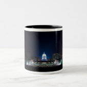 Monona Terrace en Madison Capitol bij nacht Tweekleurige Koffiemok (Center)