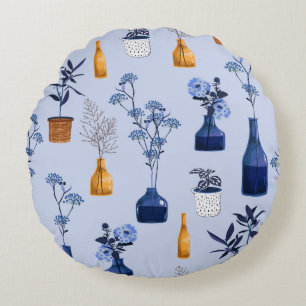 Monoton van moderne bloemen en vaas, pot met bot rond kussen