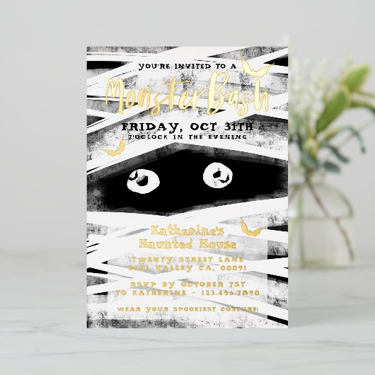 Monster Bash | Zwarte & Witte Mummy Halloween Part Folie Uitnodiging (Staand Voorkant)
