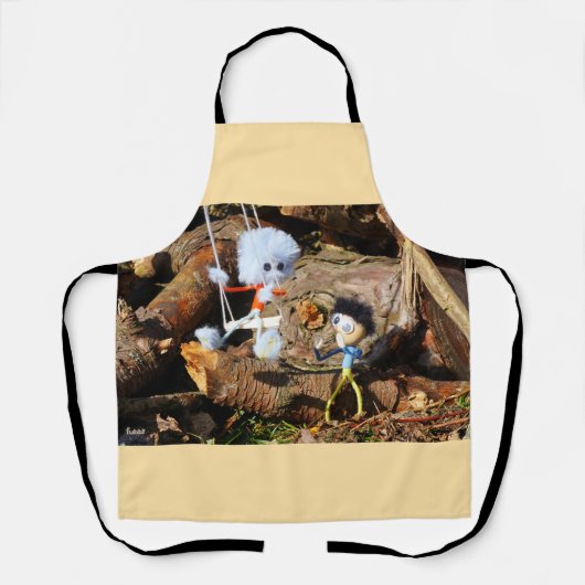 Monster Fubby op schommel. Schort (Voorkant)