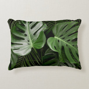Monstera bladeren, luxe tropische lay-out. accent kussen