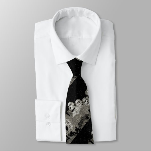 Mont Rushmore, Cravate (Attaché)