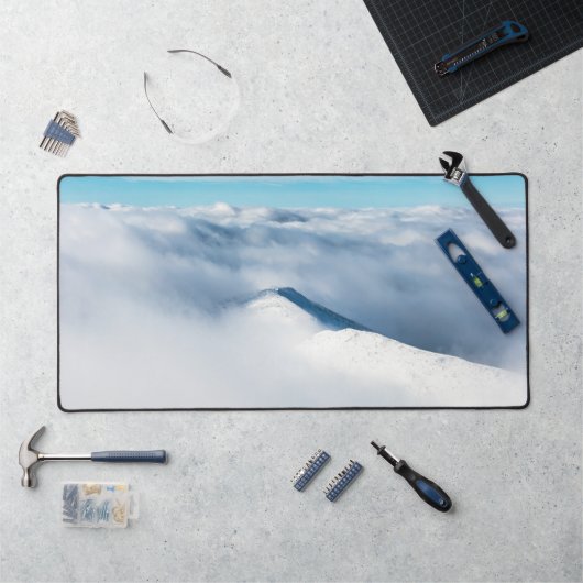 Montagne d'hiver enneigée dans les nuages (Poste de travail)