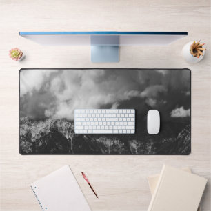 Montagne majestueuse sous les nuages