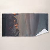 MONTAGNE ROCHEUSE SOUS NUAGES GRIS (Serviette de bain)