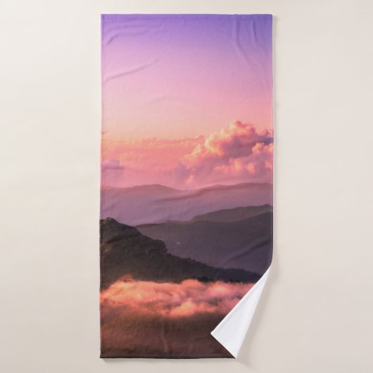 MONTAGNE VERTE ENTOURÉE DE NUAGES (Serviette de bain)