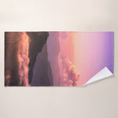 MONTAGNE VERTE ENTOURÉE DE NUAGES (Serviette de bain)