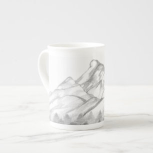 Montagnes esquissées au crayon sur mug à latte