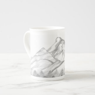 Montagnes esquissées au crayon sur mug à latte