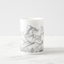 Montagnes esquissées au crayon sur mug à latte