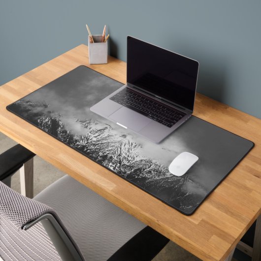 Montagnes noires et blanches dans les nuages (Bureau 2)