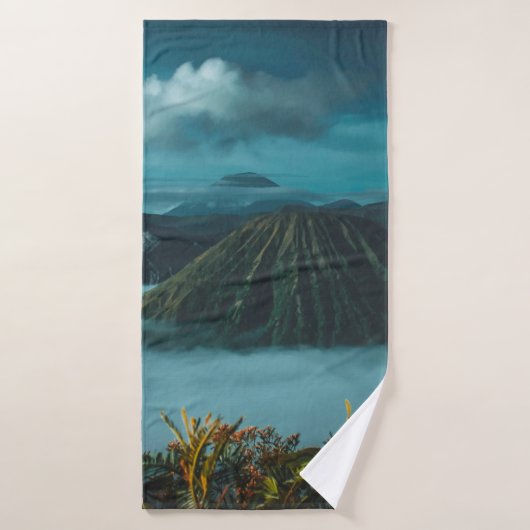 MONTAGNES VERTES ENTOURÉES DE NUAGES BLANCS (Serviette de bain)