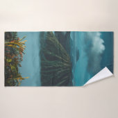 MONTAGNES VERTES ENTOURÉES DE NUAGES BLANCS (Serviette de bain)