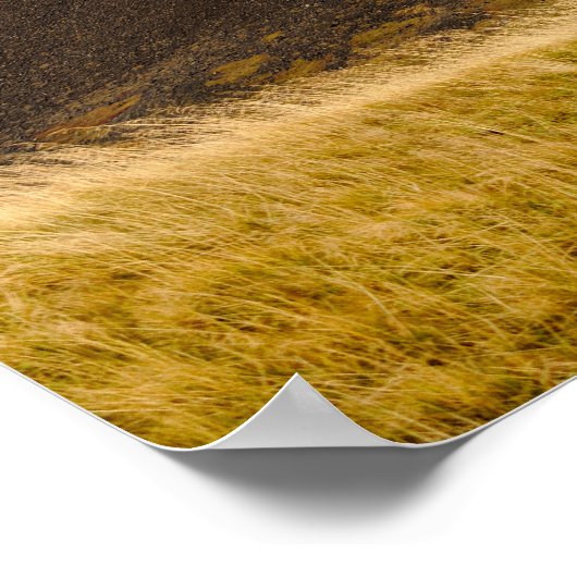 Monte volcanique noire et affiche des nuages bas (Coin)