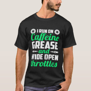 Monteur loopt op cafeïne smeerolie en wijd open ke t-shirt