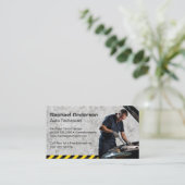 Monteur Technicus Werkt aan Motor Visitekaartje (Staand voorkant)