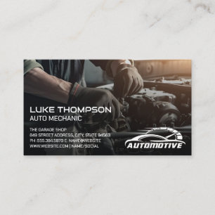 Monteur werkt aan de motor   Auto Services Logo Visitekaartje