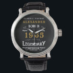 Montre 60e anniversaire personnalisé ou retraite né 1965<br><div class="desc">Une montre personnalisée unique pour cette personne spéciale de 60 ans ou cadeau de retraite. Ajoutez le nom à ce design vintage de style rétro noir, blanc et or pour un cadeau personnalisé. Modifiez facilement le nom et l'année avec le modèle fourni. Un merveilleux cadeau personnalisé pour une occasion spéciale....</div>