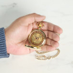 Montre Anniversaire du Mariage de cadre d'or royal<br><div class="desc">Joyeux 50e anniversaire mariage horloge personnalisable avec un cadre d'or ornemental royal sur un arrière - plan rouge foncé.</div>