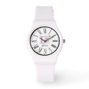 Montre avec design à chiffres romains et initiale