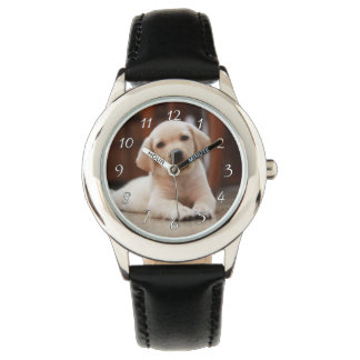 Montre Baby Jaune Labrador Chien chiot pondu sur le ventr