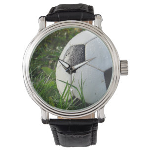 Montre Balle de football noir et blanc en herbe verte
