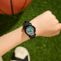 Beau colibri entouré de fleurs