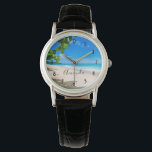 Montre Belle plage tropicale ensoleillée Photo<br><div class="desc">Une montre avec une belle photo. Une plage de sable blanc à l'eau bleue azur. Image relaxante avec un ciel ensoleillé et un surf doux en mousse avec quelques mignons feuilles tropicaux encadrant l'image.</div>
