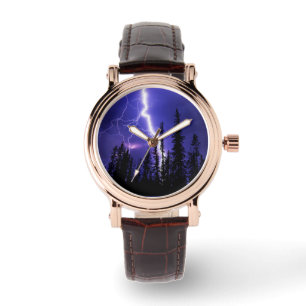 Montre belle tonnerre sur la forêt