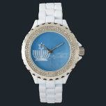 Montre Bénédiction de Menorah<br><div class="desc">Montre en émail blanc en pierre de rhinocéros pour femmes avec l’image d’une menorah bleu pâle et blanc surmontée d’une étoile de David sur le bleu grungy. Voir bouton carré correspondant, charme carré et porte - clé acrylique rectangulaire double face. Voir l'ensemble de la collection Hanoukka Watch sous la catégorie...</div>