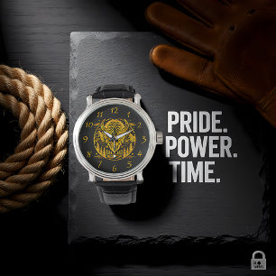 Montre Bison d'or au milieu des montagnes et des arbres