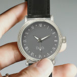Montre Black et blanc Vintage papa Monogramme Watch<br><div class="desc">Ajoutez vos initiales ou votre nom à ce qui comprend un cadran vintage de couleur romaine blanche sur un arrière - plan de couleur gris élégant</div>