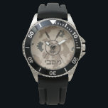 Montre Bouclier Maccabee du désert et oreilles<br><div class="desc">Un style militaire brun "sobre" représentant un bouclier de Maccabee et deux lances sur un arrière - plan de camo dans le désert. Le bouclier est orné d'un lion et d'un texte lisant "Yisrael" (Israël) dans l'alphabet paléo-hébreu. Le texte hébreu moderne lisant "Maccabee" apparaît également. Les Maccabées étaient des rebelles...</div>