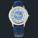 Montre Boys Blue Watercolor Dinosaur et nom Enfants<br><div class="desc">Ce design mignon et fantaisiste présente un dinosaure bleu et or peint à la main avec un arrière - plan bleu,  et peut être personnalisé avec le nom de votre garçon. Idéal pour la première montre d'un enfant passionné de dinosaure. Découvrez notre magasin pour d'autres modèles magnifiques !</div>