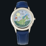 Montre Caricature de dragon vert mignon avec nom Enfants<br><div class="desc">Cette jolie montre bleu moderne pour enfants présente un adorable dragon vert au soleil, et a de l'espace pour vous d'ajouter votre nom de garçon. Avec des chiffres clairs et faciles à lire, cette "première" montre est idéale pour les enfants ou les tout-petits qui commencent à apprendre l'heure. Le design...</div>