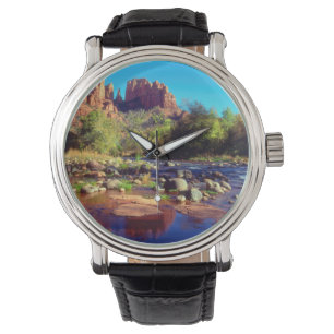 Montre Cathedral Rock se reflétant dans Oak Creek