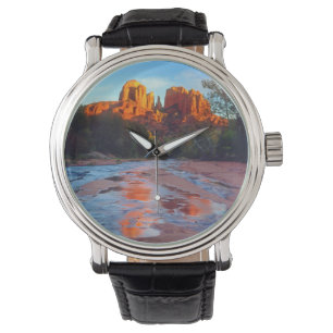 Montre Cathedral Rock se reflétant dans Oak Creek au couc