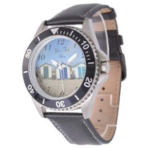 Montre cieux bleus de bord de la mer anglais et huttes de