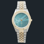 Montre Ciseaux et monogramme turquoises<br><div class="desc">Cette montre présente votre monogramme et une paire de ciseaux contre un arrière - plan vert turquoise, avec des chiffres romains de couleur or. Il est parfait pour un coiffeur, coiffeur, tailleur, etc.</div>