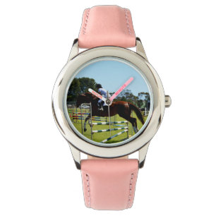 Montre Concours de saut d'obstacles sur cheval bai,
