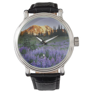 Montre Coucher de soleil sur le mont Adams et une prairie