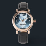 Montre Cuite Kitten blanc avec de beaux yeux bleus<br><div class="desc">Une montre avec une adorable photo d'un chaton blanc aux cheveux courts aux yeux bleu vif. En partant au loin. Des pattes croisées à la mode chatte typique.</div>