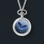 Montre de collier à papillon bleu personnalisé<br><div class="desc">Ajoutez n'importe quel nom, date, verset ou citation qui vous rend heureux de cette élégante montre de collier de papillon bleu.</div>