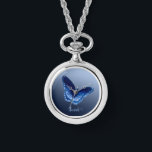 Montre de collier à papillon bleu personnalisé<br><div class="desc">Ajoutez n'importe quel nom, date, verset ou citation qui vous rend heureux de cette élégante montre de collier de papillon bleu.</div>