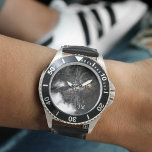 Montre de locomotive à vapeur personnalisée<br><div class="desc">Montre pour hommes avec une locomotive à vapeur vintage et votre monogramme ou texte personnalisé (facultatif).</div>