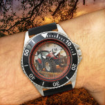 Montre de tracteur agricole moderne<br><div class="desc">Montre avec un design moderne tracteur avec indication d'heure de style classique en option. Vous pouvez customiser ou supprimer le monogramme.</div>