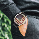 Montre Drapeau américain vintage 1776 patriotique<br><div class="desc">Un Drapeau Américain Vintage 1776 Conception patriotique. Couleurs Patriotiques Rouge,  Blanc Et Bleu. Cadeau cool pour papa,  vétérans,  grand-père,  oncle,  fils... Idées cadeaux de Noël et d'anniversaire pour lui. #usa #patriotes</div>